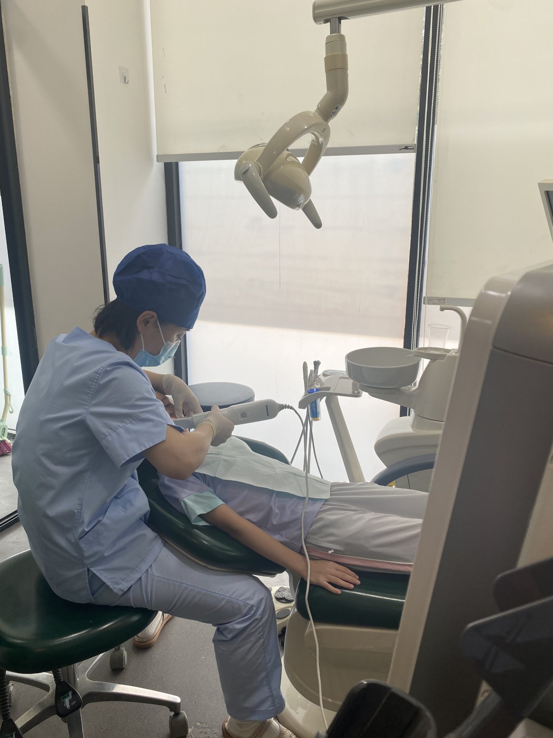 dentist uses intraoral scanner to get the virtual articulating occlusion